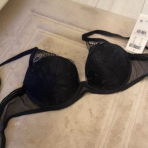 🔥🔥🔥Passionate Chantelle black bra 34 C with tags🔥🔥🔥